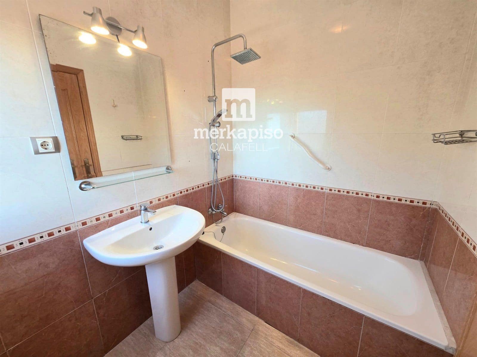 4 makuuhuone Omakotitalo myytävänä paikassa La Pobla de Montornes mukana 
autotalli - 270 000 € (Ref: 9525328)