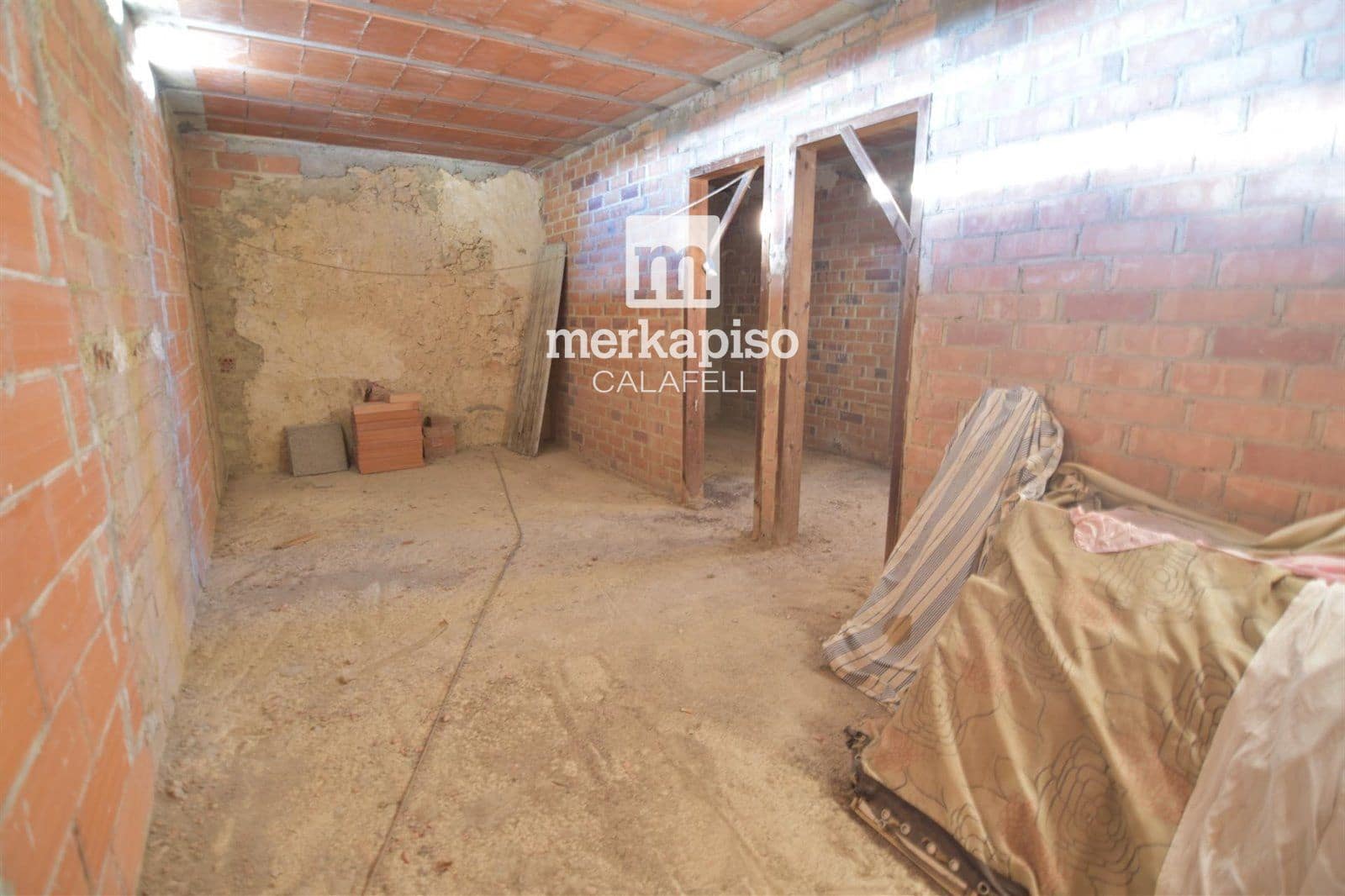 6 soverom Villa til salgs i Albinyana - € 120 000 (Ref: 9535029)