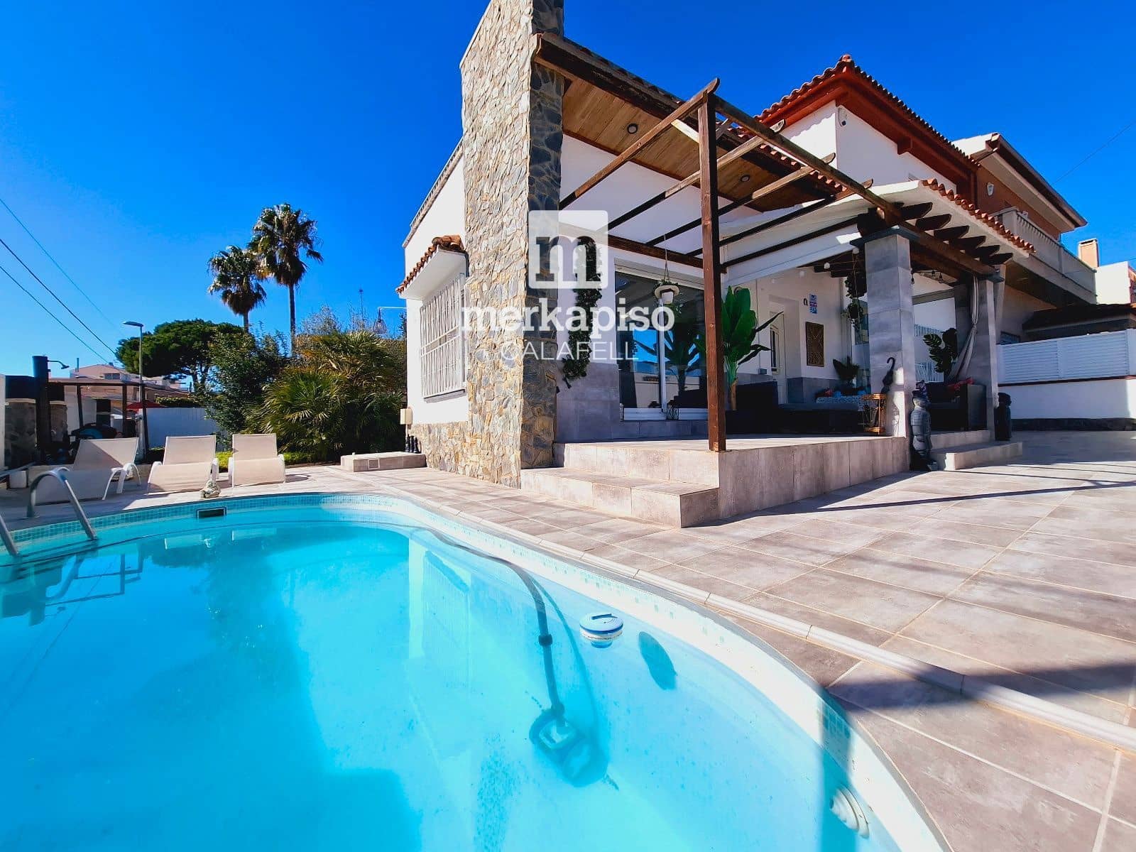 4 makuuhuone Huvila myytävänä paikassa Cunit mukana uima-altaan 
autotalli - 425 000 € (Ref: 9658020)