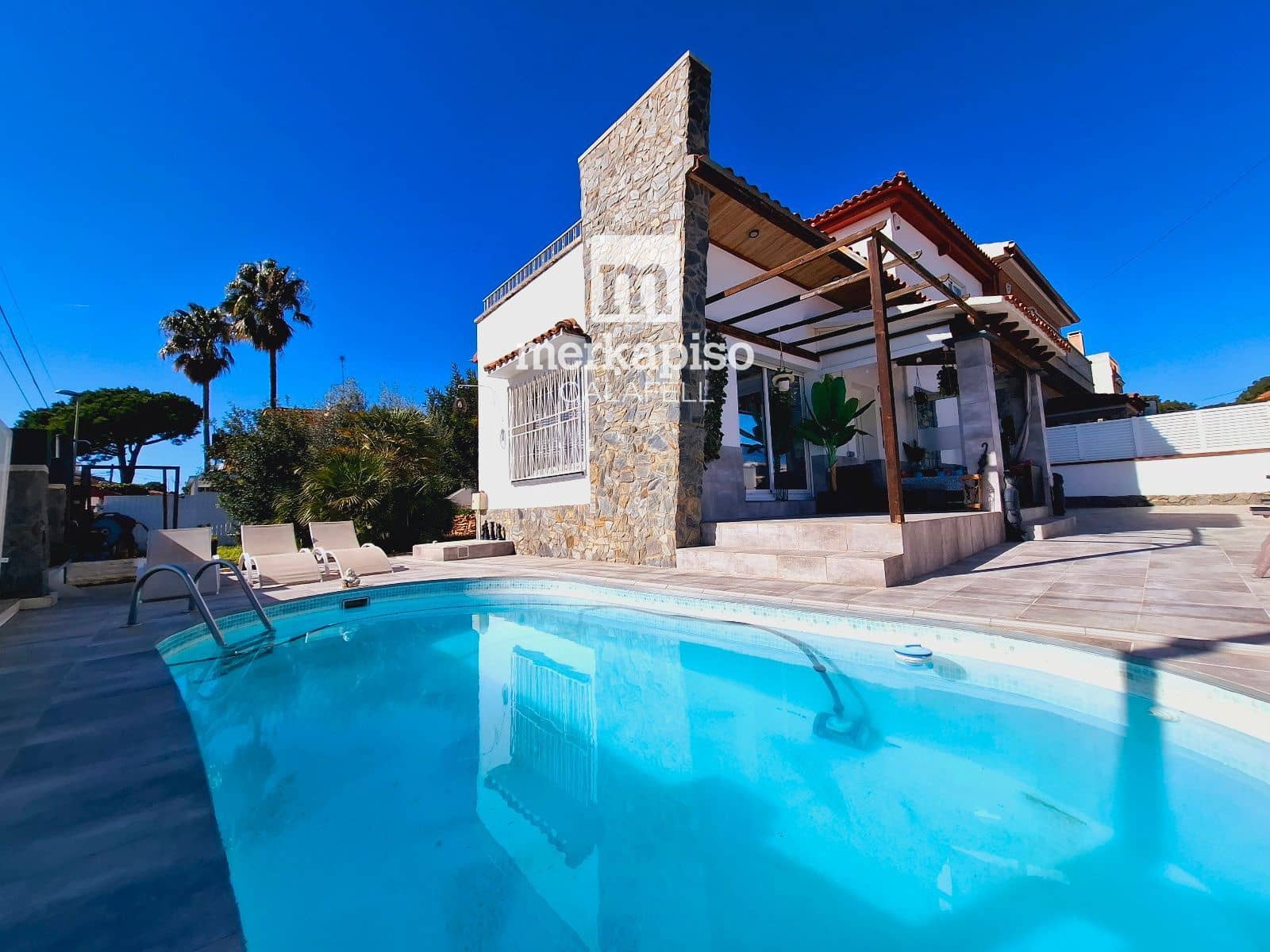 4 makuuhuone Huvila myytävänä paikassa Cunit mukana uima-altaan 
autotalli - 425 000 € (Ref: 9658020)