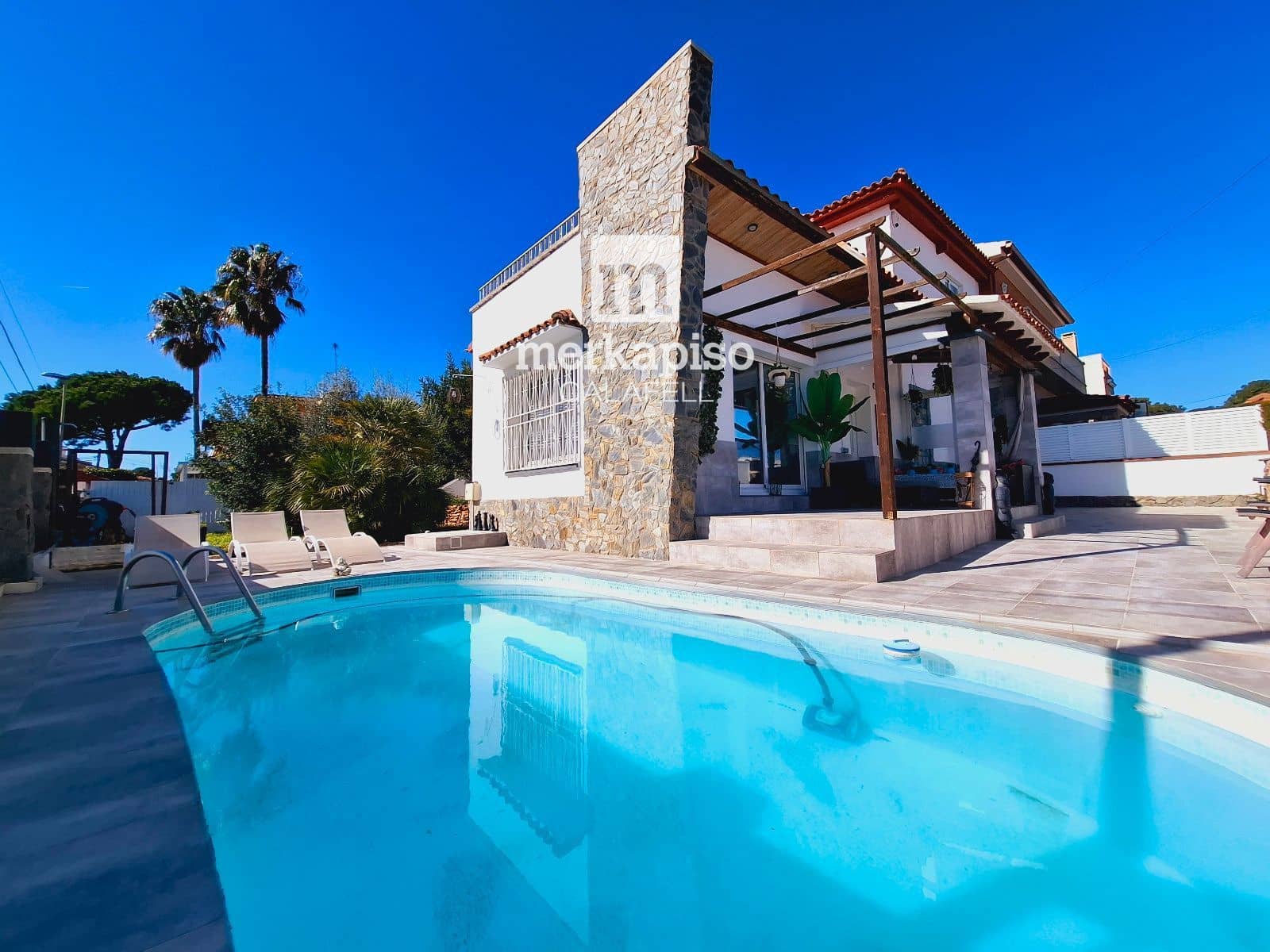 4 makuuhuone Huvila myytävänä paikassa Cunit mukana uima-altaan 
autotalli - 425 000 € (Ref: 9658020)