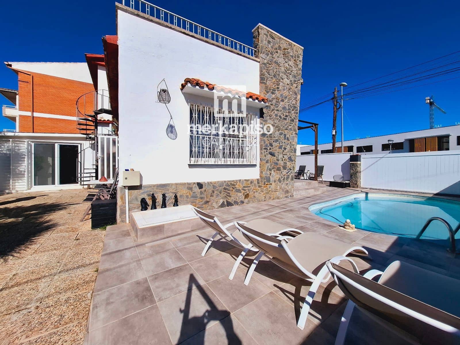 4 makuuhuone Huvila myytävänä paikassa Cunit mukana uima-altaan 
autotalli - 425 000 € (Ref: 9658020)