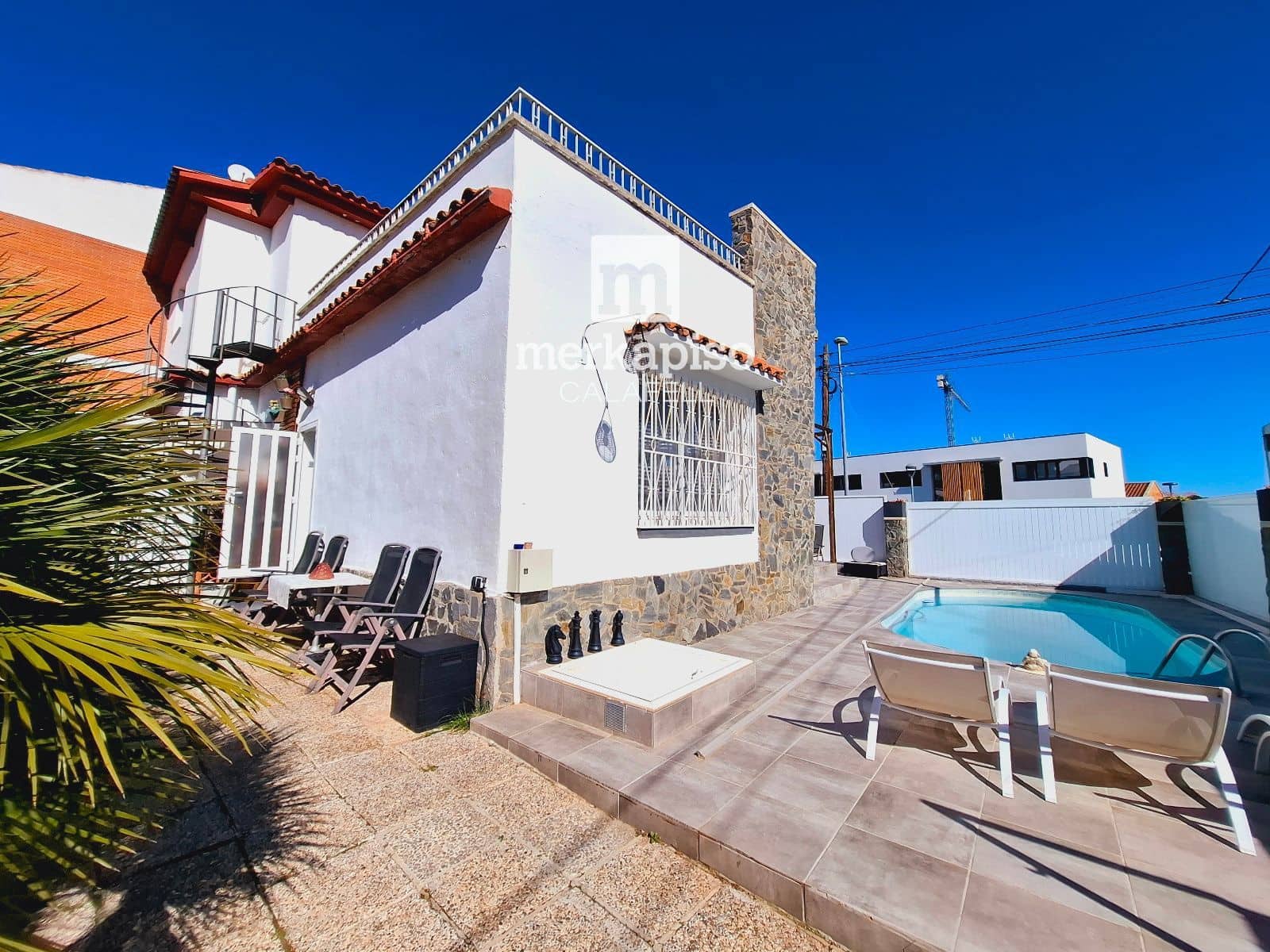 4 makuuhuone Huvila myytävänä paikassa Cunit mukana uima-altaan 
autotalli - 425 000 € (Ref: 9658020)