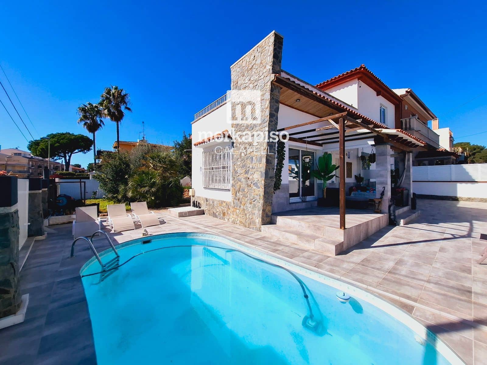 4 makuuhuone Huvila myytävänä paikassa Cunit mukana uima-altaan 
autotalli - 425 000 € (Ref: 9658020)