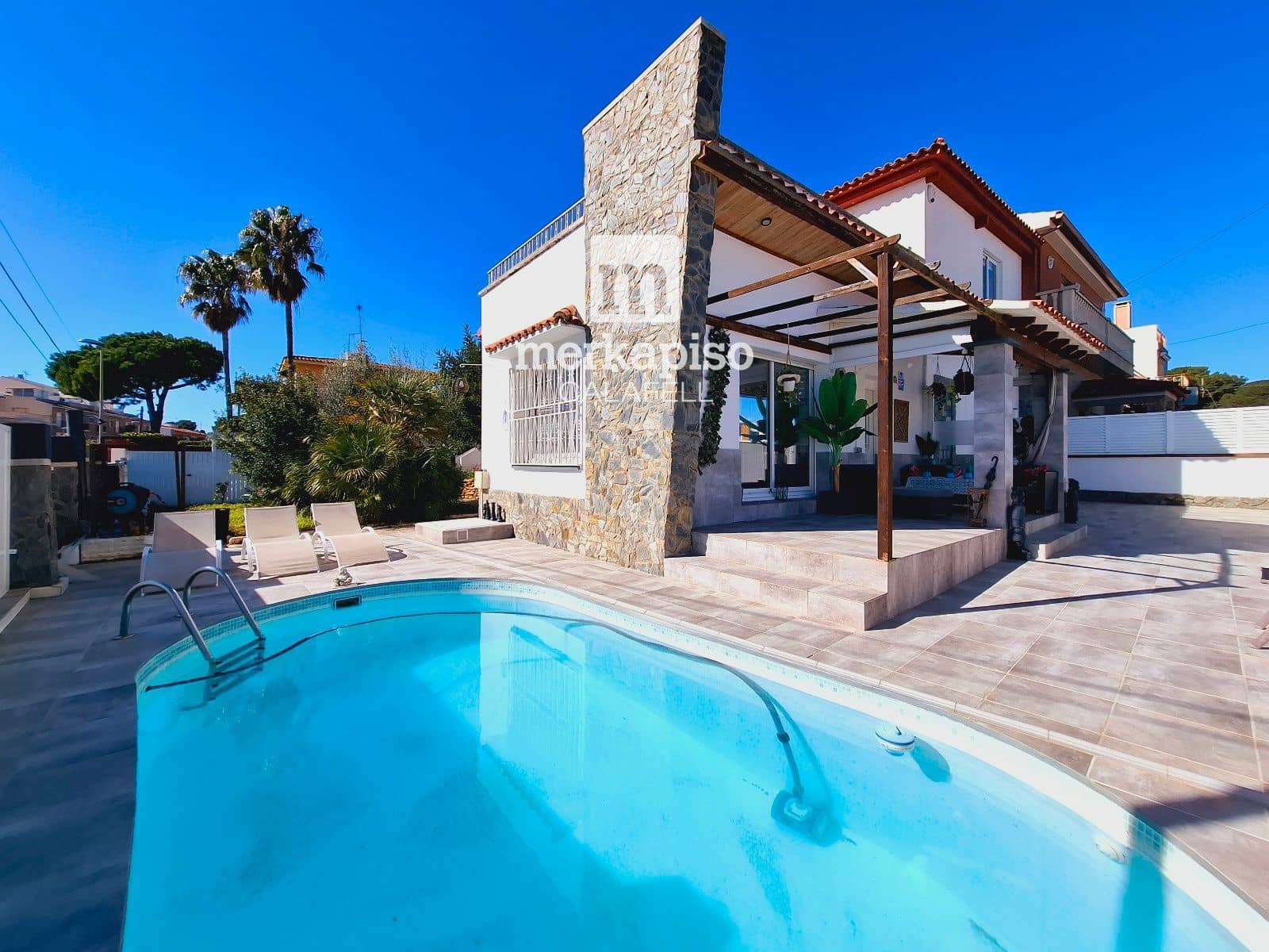 4 makuuhuone Huvila myytävänä paikassa Cunit mukana uima-altaan 
autotalli - 425 000 € (Ref: 9658020)