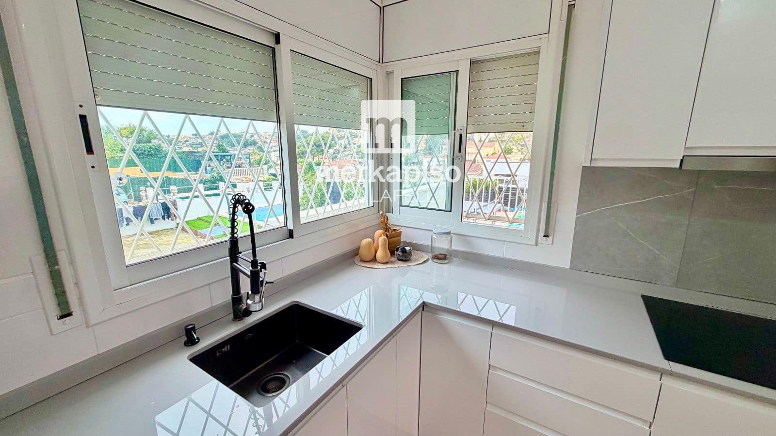 4 slaapkamer Villa te koop in Segur de Calafell met zwembad garage - € 430.000 (Ref: 9667111)