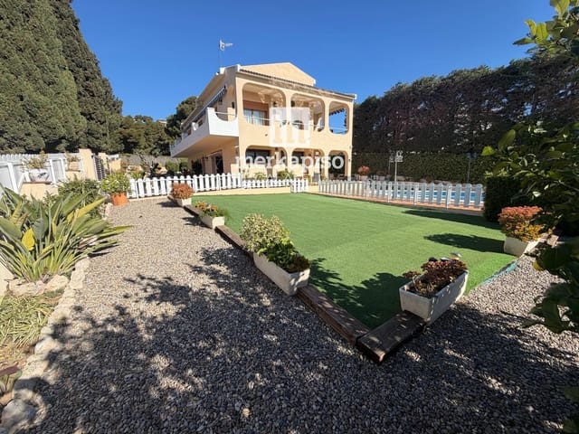 3 makuuhuone Huvila myytävänä paikassa El Vendrell mukana uima-altaan 
autotalli - 450 000 € (Ref: 9697777)