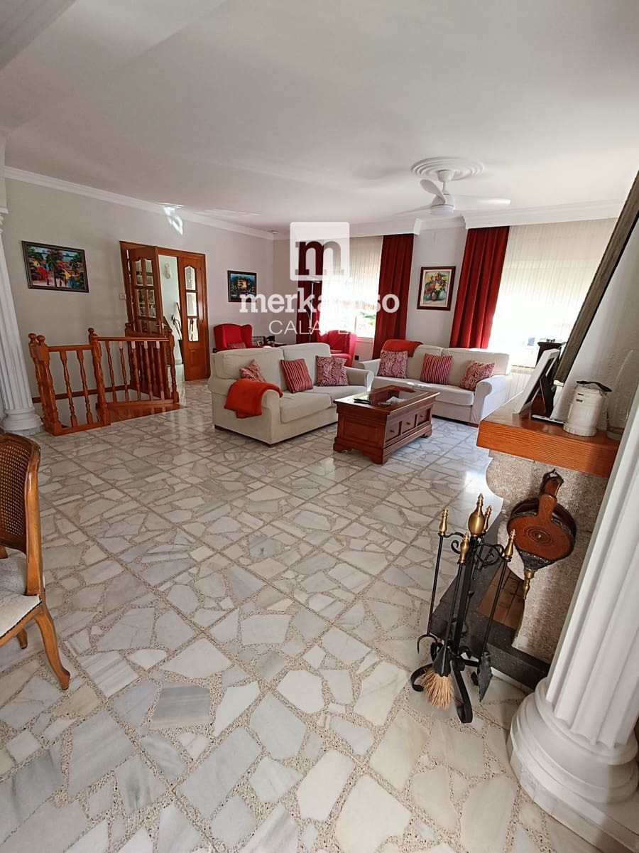 6 bedroom Villa for sale in Segur de Calafell with pool garage - € 480,000 (Ref: 9708001)