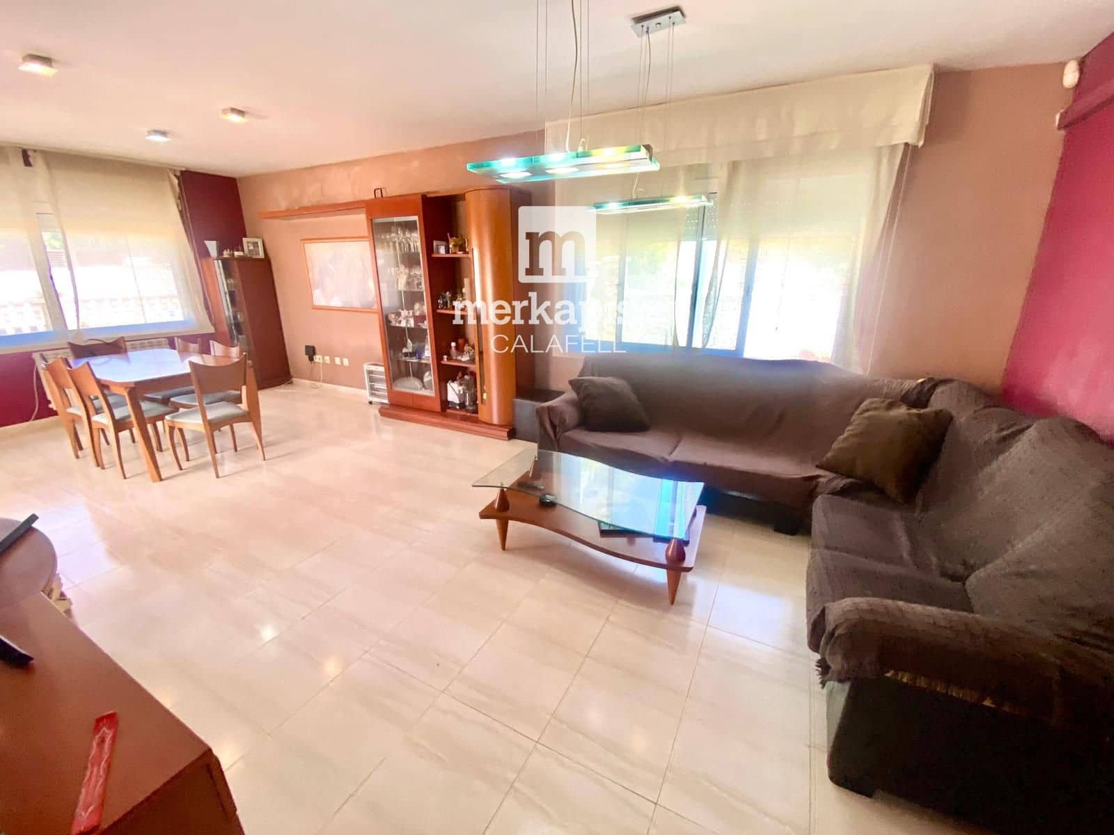 4 makuuhuone Huvila myytävänä paikassa El Vendrell mukana uima-altaan 
autotalli - 335 000 € (Ref: 9838578)