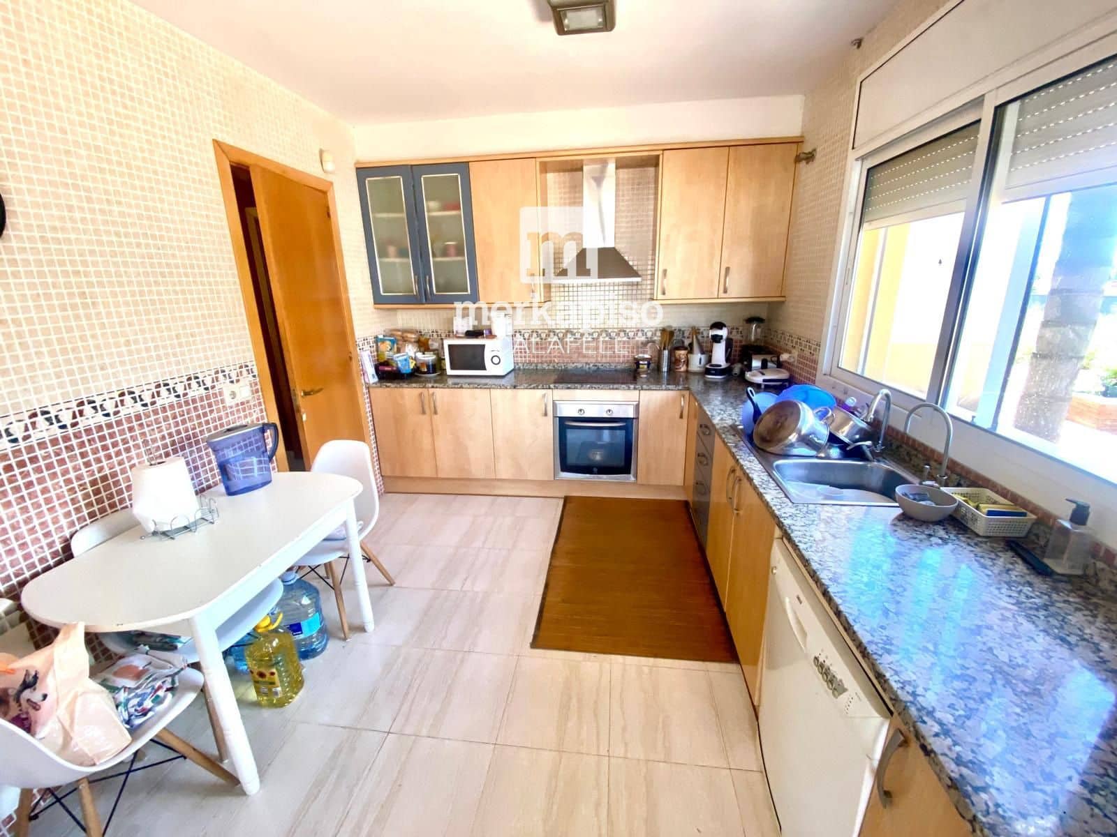 4 makuuhuone Huvila myytävänä paikassa El Vendrell mukana uima-altaan 
autotalli - 335 000 € (Ref: 9838578)