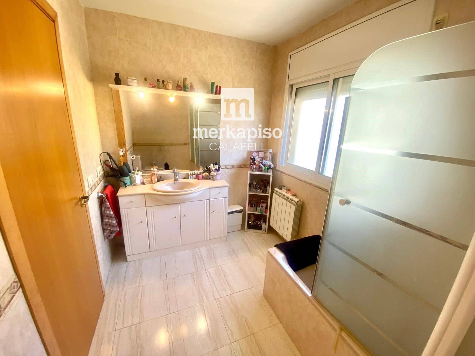 4 makuuhuone Huvila myytävänä paikassa El Vendrell mukana uima-altaan 
autotalli - 335 000 € (Ref: 9838578)