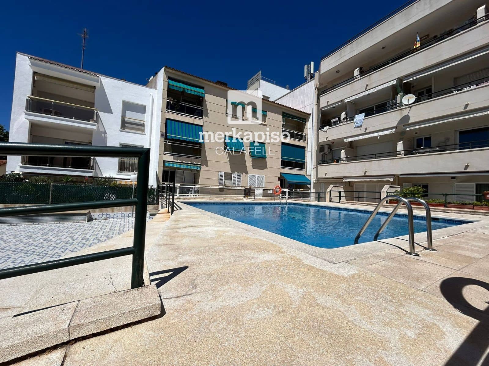 Piso de 3 habitaciones en Calafell en venta con piscina garaje - 239.000 € (Ref: 9841881)