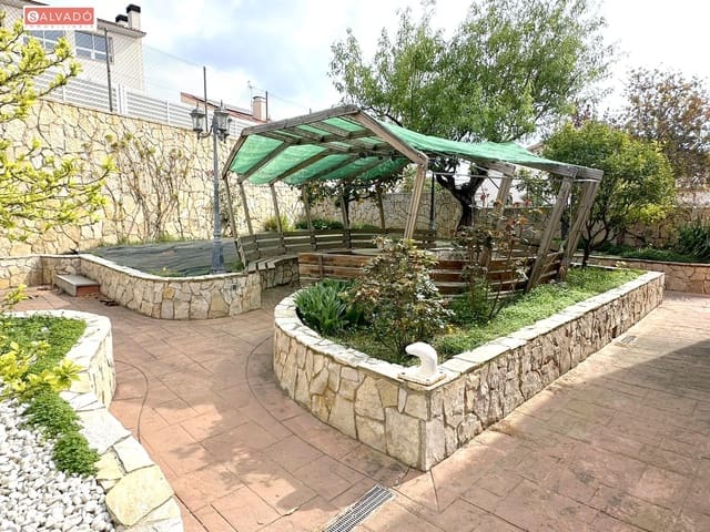 5 Zimmer Villa zu verkaufen in El Vendrell mit Pool Garage - 570.000 € (Ref: 9721696)