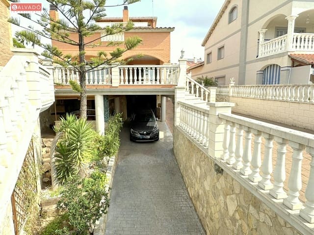 5 sypialnia Willa na sprzedaż w El Vendrell z basenem garażem - 570 000 € (Ref: 9721696)