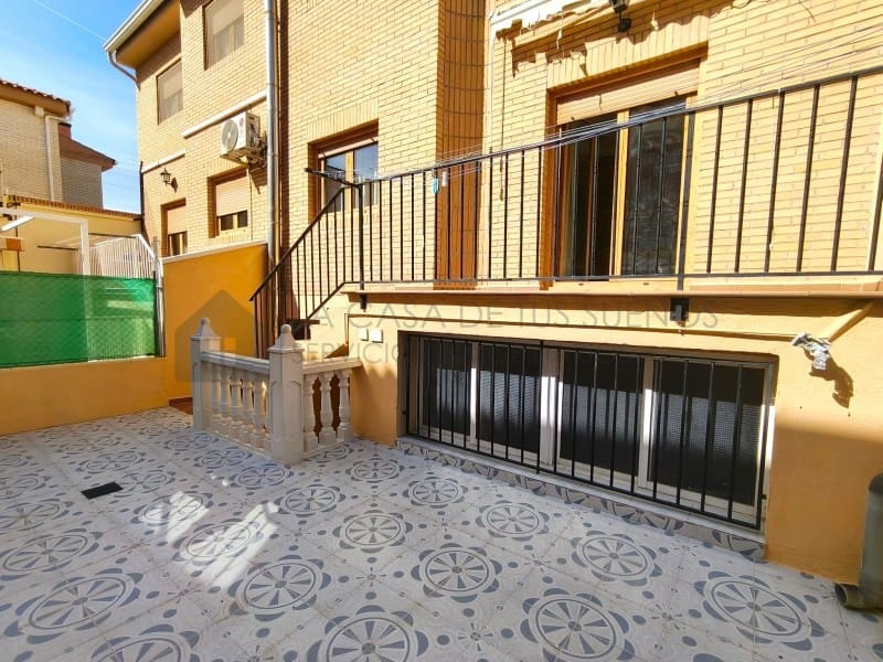 4 bedroom Townhouse for sale in Petrel / Petrer - € 219,700 (Ref: 9847456)