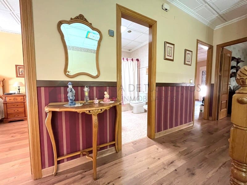 5 bedroom Townhouse for sale in Sax with garage - € 237,000 (Ref: 9847459)