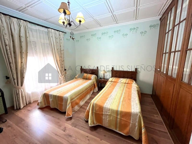 5 bedroom Townhouse for sale in Sax with garage - € 237,000 (Ref: 9847459)