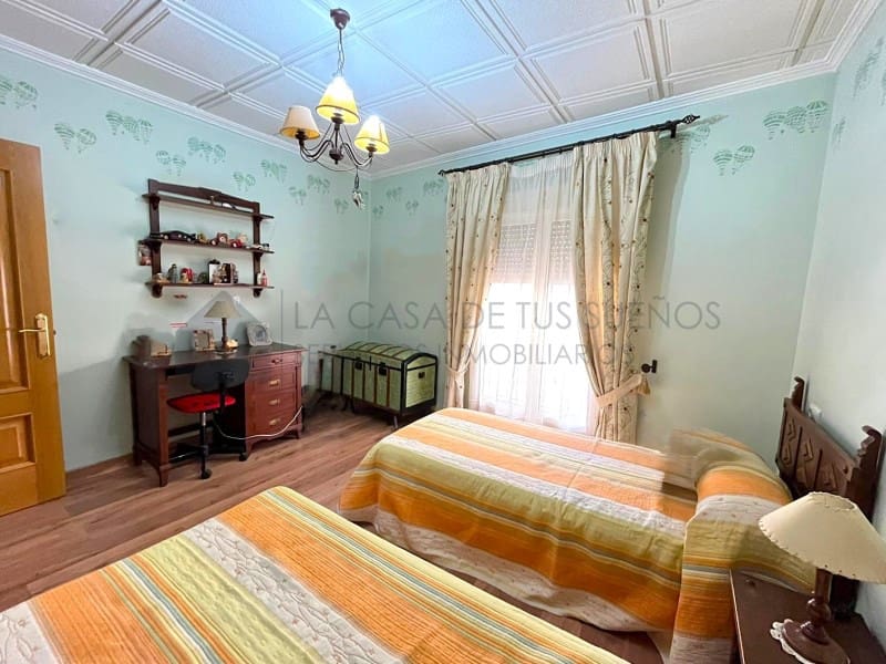 5 bedroom Townhouse for sale in Sax with garage - € 237,000 (Ref: 9847459)