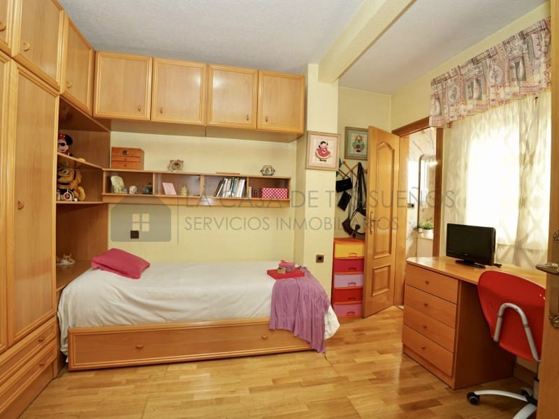 Casa de 3 habitaciones en Novelda en venta con garaje - 310.000 € (Ref: 9890022)