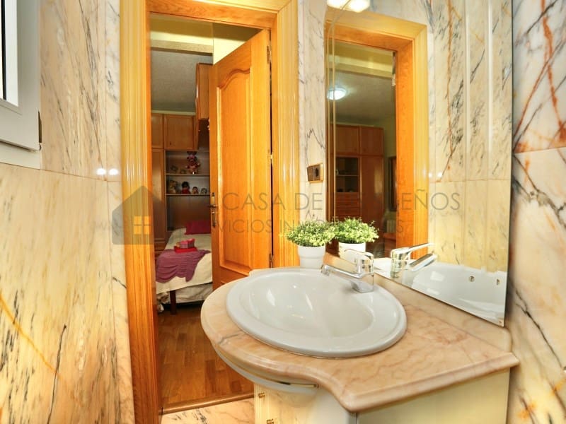 Casa de 3 habitaciones en Novelda en venta con garaje - 310.000 € (Ref: 9890022)