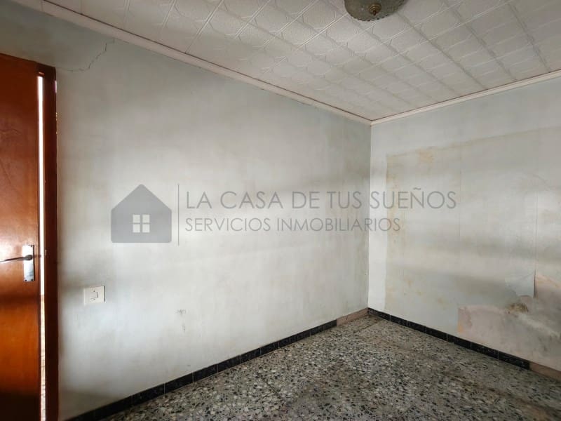 5 bedroom Townhouse for sale in Sax - € 80,000 (Ref: 9912765)