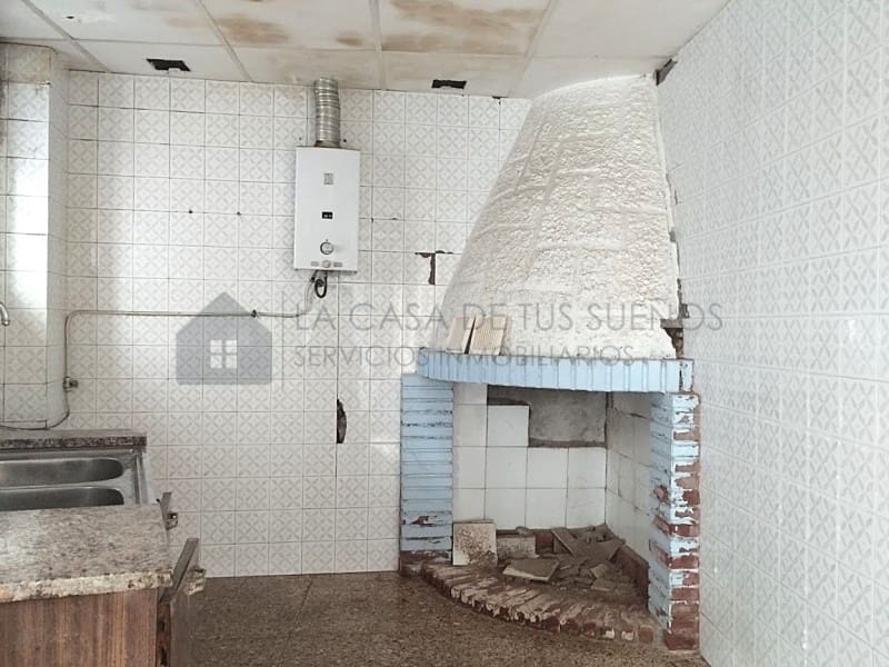 5 bedroom Townhouse for sale in Sax - € 80,000 (Ref: 9912765)
