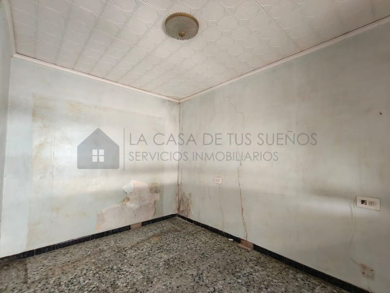 5 bedroom Townhouse for sale in Sax - € 80,000 (Ref: 9912765)