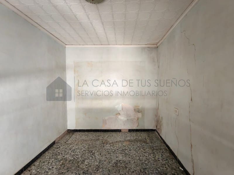 5 bedroom Townhouse for sale in Sax - € 80,000 (Ref: 9912765)