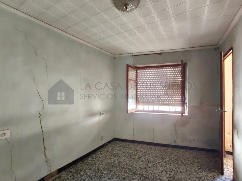 5 bedroom Townhouse for sale in Sax - € 80,000 (Ref: 9912765)