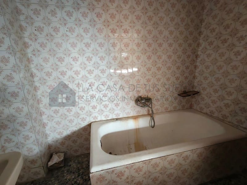 5 bedroom Townhouse for sale in Sax - € 80,000 (Ref: 9912765)