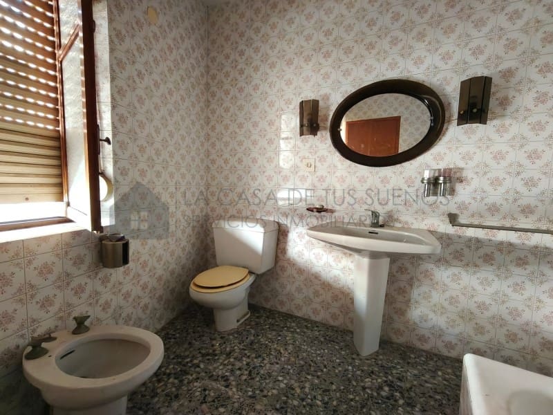 5 bedroom Townhouse for sale in Sax - € 80,000 (Ref: 9912765)