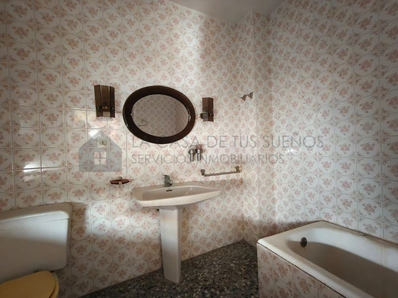 5 bedroom Townhouse for sale in Sax - € 80,000 (Ref: 9912765)