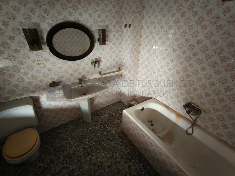 5 bedroom Townhouse for sale in Sax - € 80,000 (Ref: 9912765)