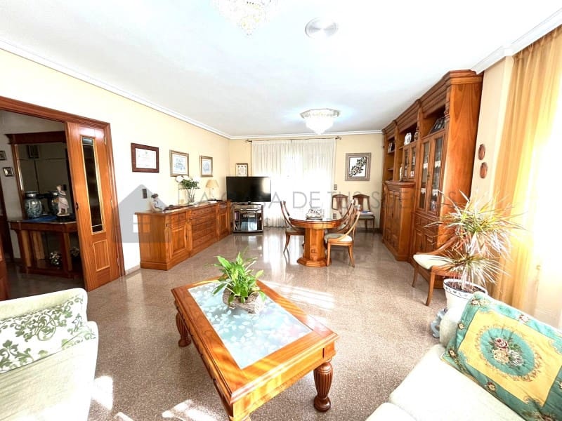6 bedroom Bungalow for sale in Sax with garage - € 450,000 (Ref: 9929034)
