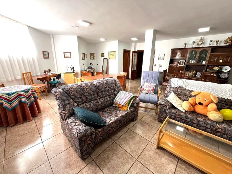 6 bedroom Bungalow for sale in Sax with garage - € 450,000 (Ref: 9929034)