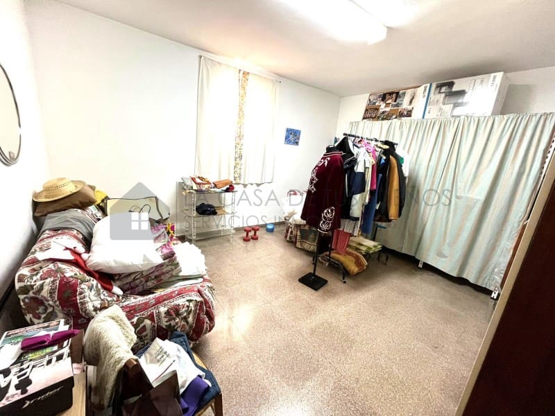 6 bedroom Bungalow for sale in Sax with garage - € 450,000 (Ref: 9929034)