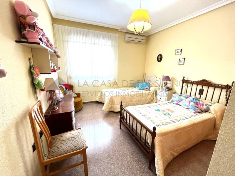 6 bedroom Bungalow for sale in Sax with garage - € 450,000 (Ref: 9929034)