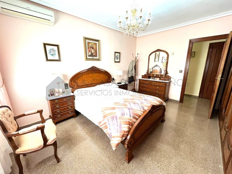 6 bedroom Bungalow for sale in Sax with garage - € 450,000 (Ref: 9929034)