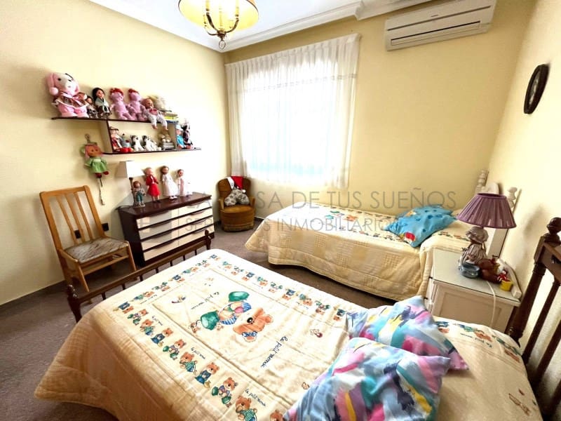6 bedroom Bungalow for sale in Sax with garage - € 450,000 (Ref: 9929034)