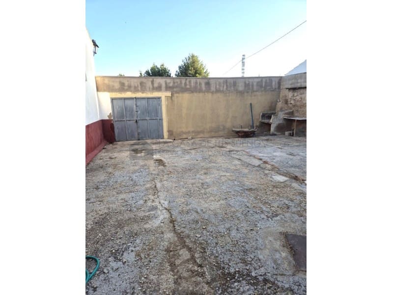 4 bedroom Townhouse for sale in El Camp de Mirra with garage - € 110,000 (Ref: 9999283)