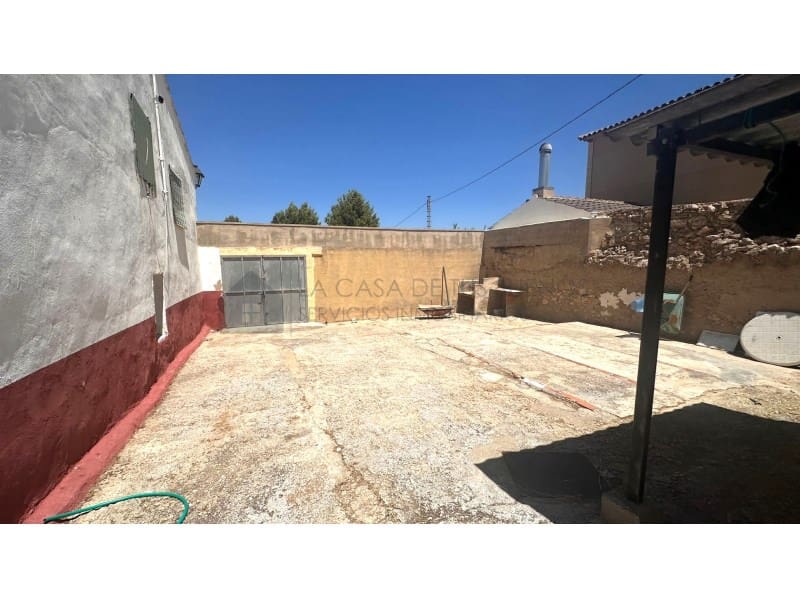 4 bedroom Townhouse for sale in El Camp de Mirra with garage - € 110,000 (Ref: 9999283)