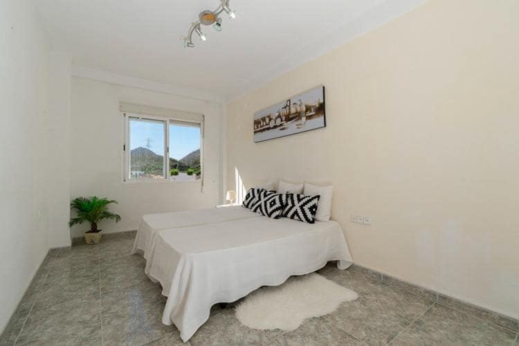 Piso de 3 habitaciones en Alumbres en venta - 120.000 € (Ref: 9901434)