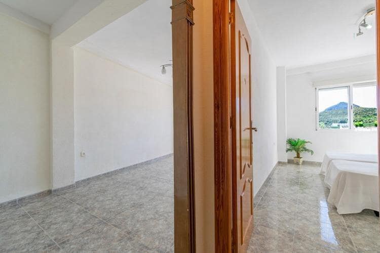 Piso de 3 habitaciones en Alumbres en venta - 120.000 € (Ref: 9901434)