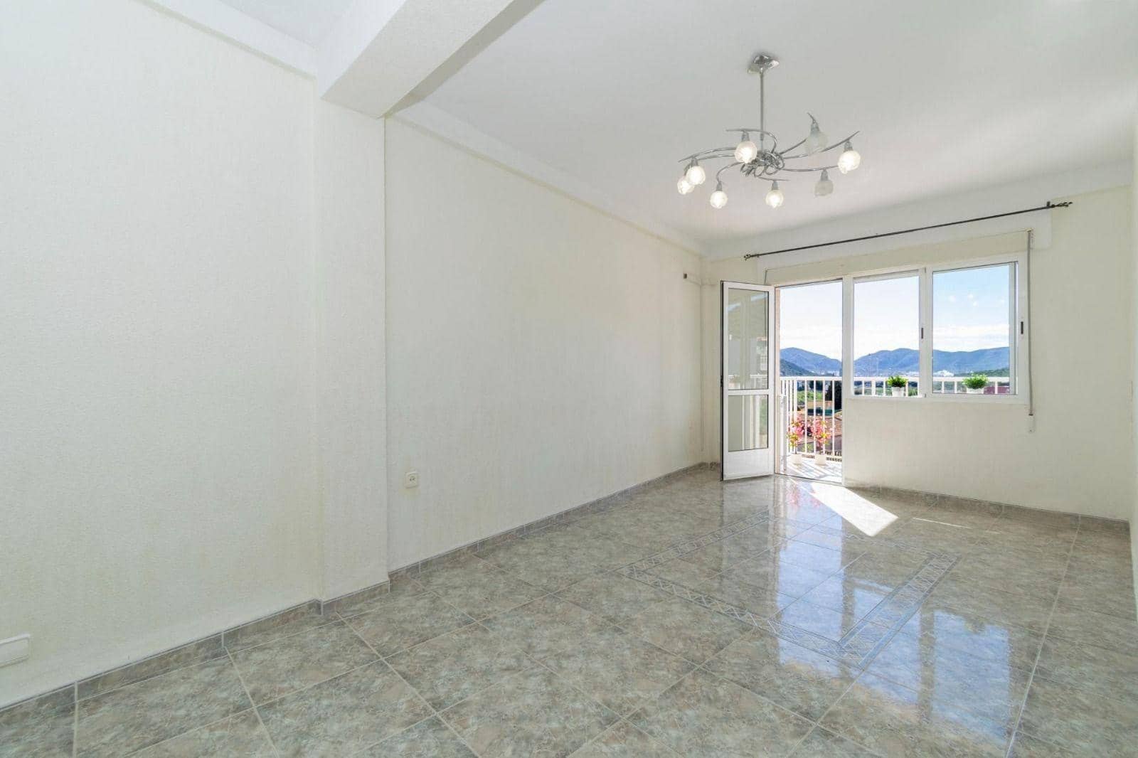 Piso de 3 habitaciones en Alumbres en venta - 120.000 € (Ref: 9901434)
