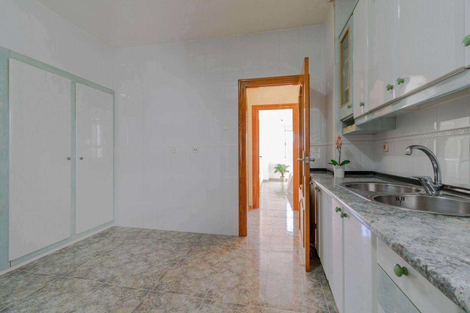 Piso de 3 habitaciones en Alumbres en venta - 120.000 € (Ref: 9901434)
