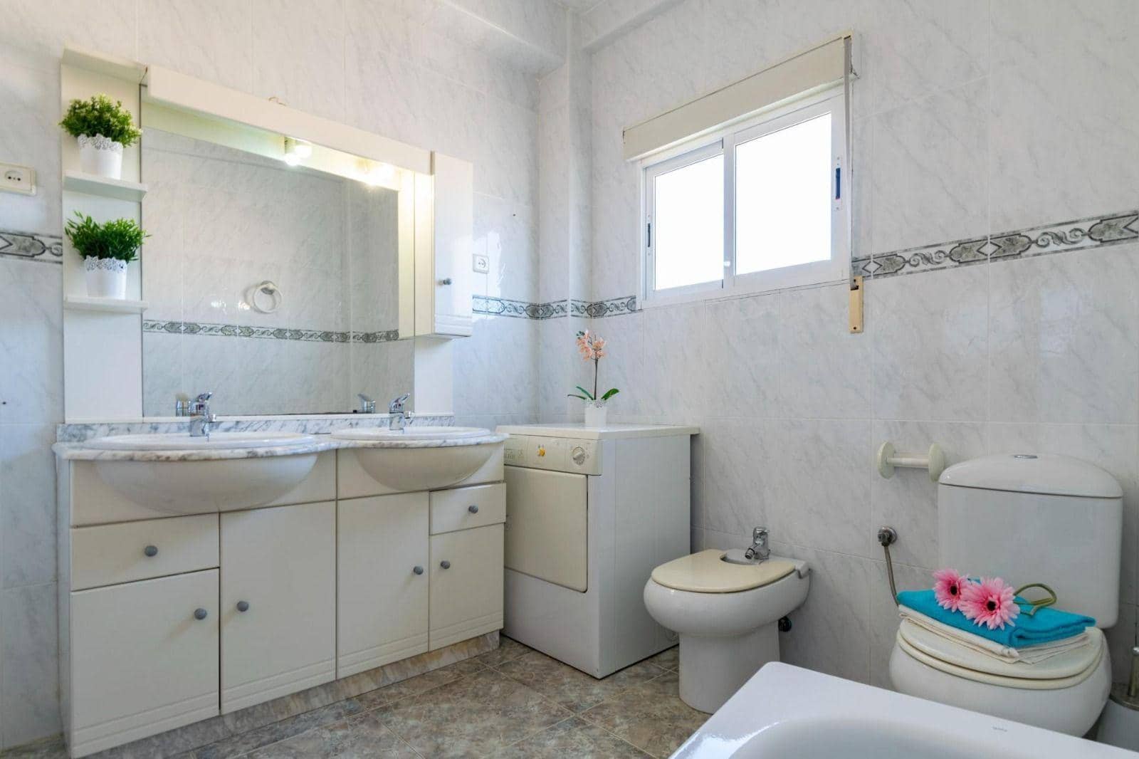 Piso de 3 habitaciones en Alumbres en venta - 120.000 € (Ref: 9901434)
