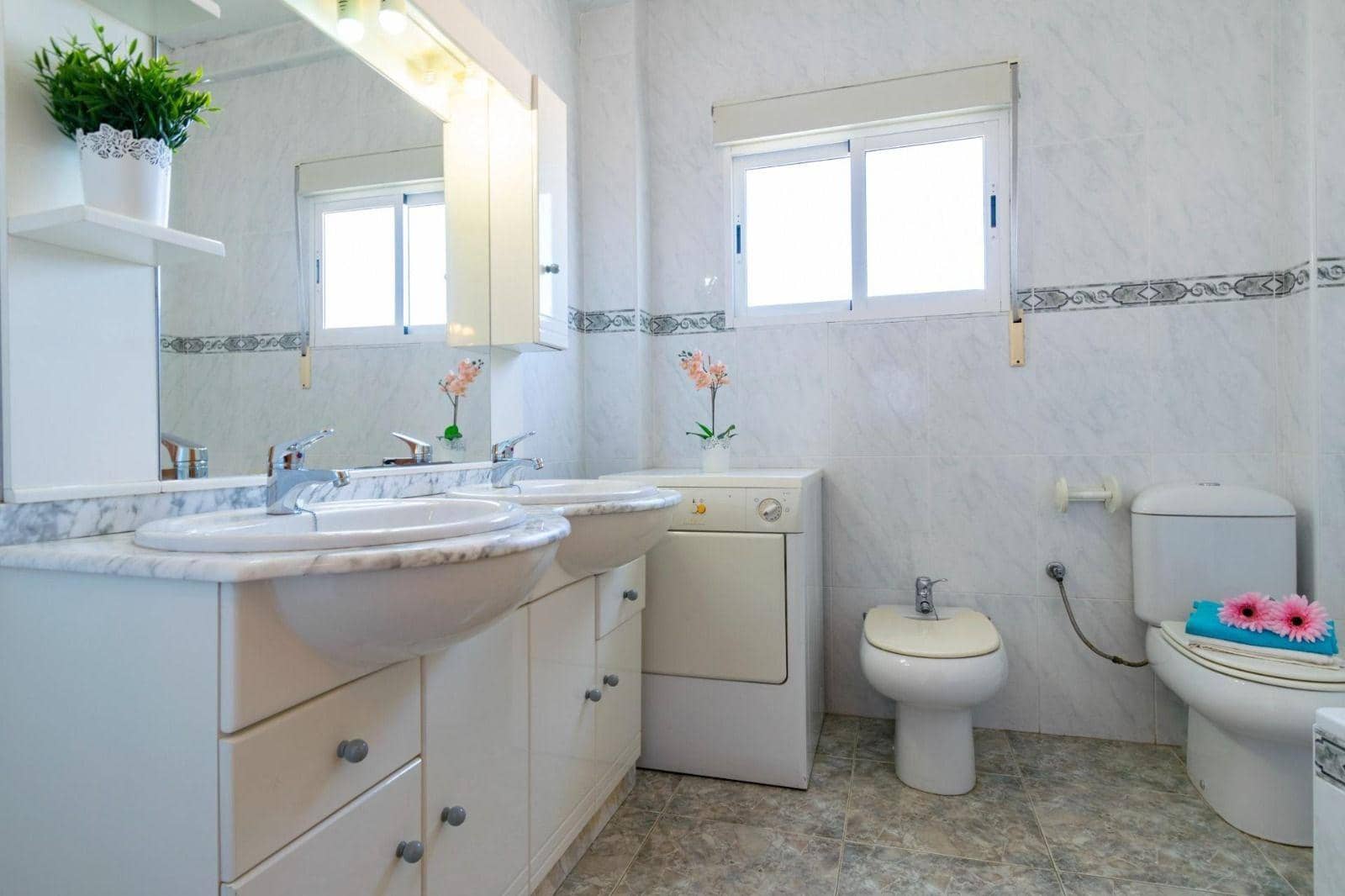 Piso de 3 habitaciones en Alumbres en venta - 120.000 € (Ref: 9901434)