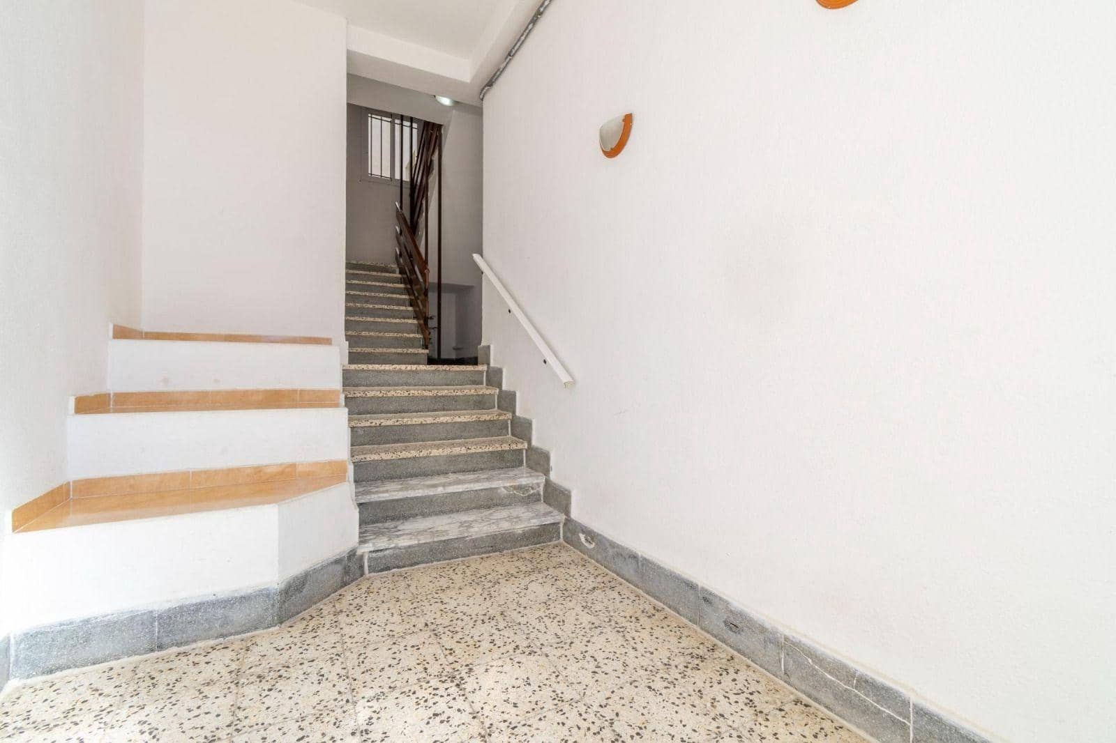 Piso de 3 habitaciones en Alumbres en venta - 120.000 € (Ref: 9901434)