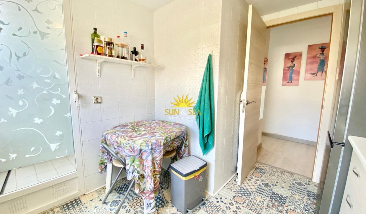 2 Zimmer Ferienapartment in Alicante / Alacant Stadt mit Pool Garage - 2.000 € (Ref: 10000953)