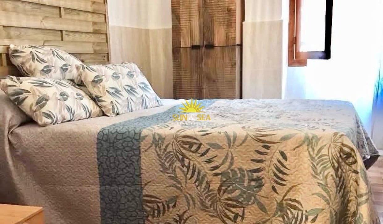 2 Zimmer Ferienapartment in Torrevieja mit Garage - 800 € (Ref: 10000954)